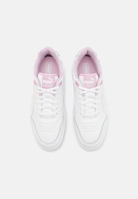 Zapatillas blancas con un acabado de cuero suave, acentos rosas en la lengüeta y el forro, y cordones clásicos. Punta perforada para mayor transpirabilidad.