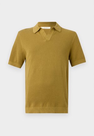 Polo de manga curta em amarelo mostarda, com um ponto texturizado, gola em V e punhos e bainha canelados.