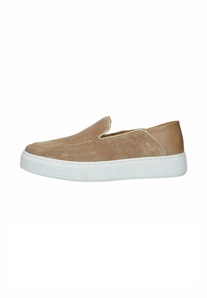 Scarpa slip-on beige in suede con suola in gomma bianca, caratterizzata da una punta arrotondata e da minime cuciture decorative sulla tomaia.
