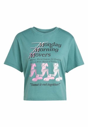 Teal cropped t-shirt met de tekst "Monday Morning Movers", drie hardloopfiguren en de slogan "Sweat it out together!" in fitness thema.