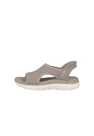 Sandalia slingback beige con puntera abierta, parte superior de tela texturizada y suela blanca acolchada, vista lateral.