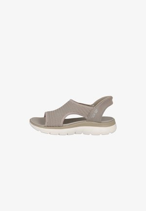 Sandalia slingback beige con puntera abierta, parte superior de tela texturizada y suela blanca acolchada, vista lateral.