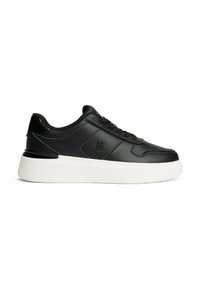 Scarpa sneaker nera bassa con suola spessa bianca, design con lacci e piccolo logo in rilievo sul lato.