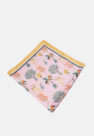 Foulard en soie avec un fond rose, bordure dorée, présentant des cerfs, des arbres et des motifs botaniques orange et verts.
