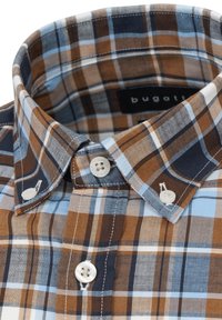 Braun- und blaukarierter Button-up-Hemd mit Kragen, weißer Knöpfe und einem Etikett mit der Aufschrift "bugatti". Baumwollstoff, glatte Textur.