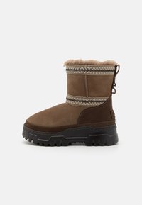 UGG CLASSIC MINI TRAILGAZER - Zimske čizme - hickory