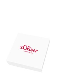 Caja blanca con un logo rojo que dice "s.Oliver FASHION FOR LIFE." Forma rectangular simple con una textura lisa.