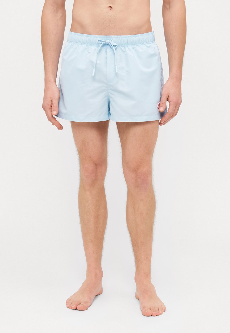 Helle blaue Badeshorts aus glattem, leichtem Material, mit elastischem Bund und Kordelzug zur Anpassung.