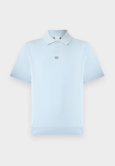 Polo à manches courtes bleu clair avec deux boutons et un détail subtil à rayures sur la patte de boutonnage sur fond blanc uni.