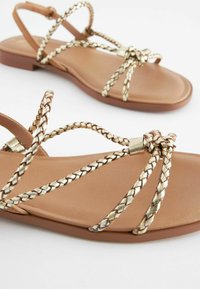Next FOREVER COMFORTÂ® LEATHER FLAT TUBULAR PLAITED SANDALS - Sandale - tan gold