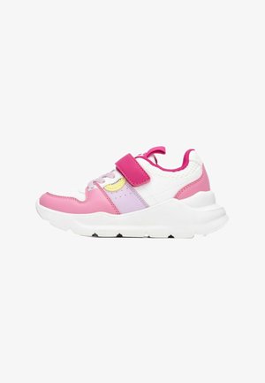 Zapatilla deportiva blanca y rosa con una correa de velcro, que presenta un acento púrpura y un detalle amarillo, material texturizado y una suela blanca gruesa.