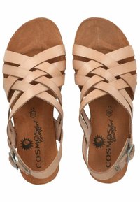 Tan leren sandalen met meerdere kruislings aangebrachte bandjes, een gevoerde binnenzool en een verstelbare gesp voor een veilige pasvorm.