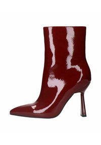 Botte de cheville en cuir verni rouge avec un bout pointu et un talon fin et géométrique. La finition brillante met en valeur le design élégant.
