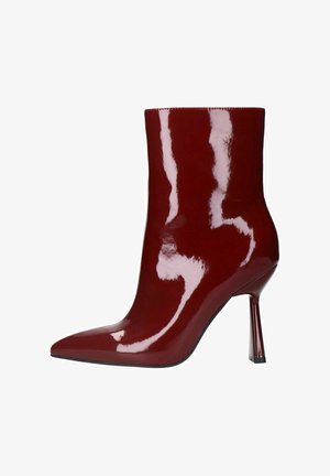 Botte de cheville en cuir verni rouge avec un bout pointu et un talon fin et géométrique. La finition brillante met en valeur le design élégant.