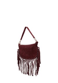 Borsa in suede color bordeaux con frange, forma arrotondata, decorata con borchie decorative e una sola tracolla. Chiusura nella parte superiore.