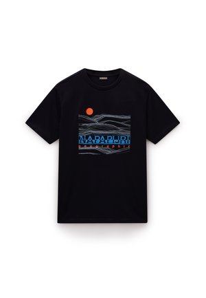 Sort bomulds T-shirt med et grafisk print af blå og hvide bjerglinjer, en orange sol og "NAPAPIJRI" tekst i fede bogstaver.