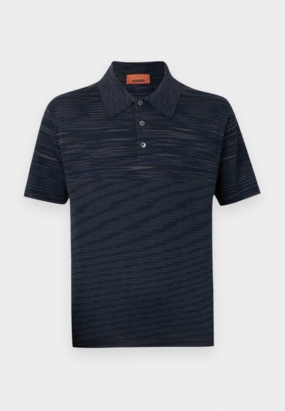 Μπλε σκούρο πόλο πουκάμισο με διακριτικό οριζόντιο ριγέ μοτίβο, κοντά μανίκια, τρίπλο κούμπωμα με κουμπιά και μυτερό γιακά.