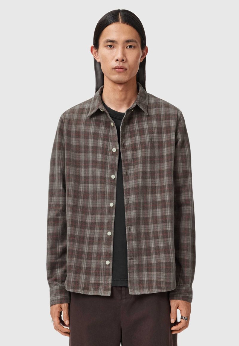 Kariertes Flanellhemd in dunklen Braun-, Grau- und Rottönen. Klassischer Kragen, durchgehende Knopfleiste und lange Ärmel mit Knopfmanschetten.