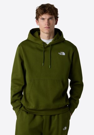 Felpa con cappuccio verde oliva, dotata di tasca a marsupio e coulisse regolabile. Presenta un logo bianco sul lato sinistro del petto e polsini a costine.