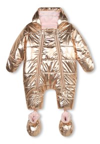 Mono de nieve metálico en color oro rosa con un forro de terciopelo rosa, que presenta dos cremalleras frontales y botines adjuntos. Diseño acolchado y con estilo acolchado.