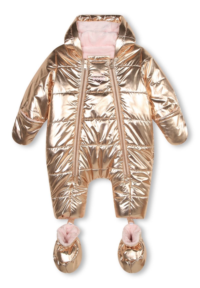 Mono de nieve metálico en color oro rosa con un forro de terciopelo rosa, que presenta dos cremalleras frontales y botines adjuntos. Diseño acolchado y con estilo acolchado.