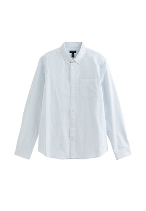 Camisa de manga larga con rayas azul claro y blancas, abotonada, con cuello y un bolsillo en el pecho, colocada extendida sobre un fondo blanco.