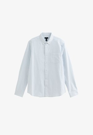 Camisa de manga larga con rayas azul claro y blancas, abotonada, con cuello y un bolsillo en el pecho, colocada extendida sobre un fondo blanco.