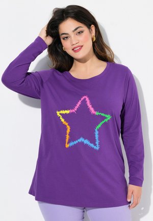 T-shirt à manches longues violet en coton doux, arborant un graphique d'étoile en zigzag multicolore en rose, jaune, vert et bleu.