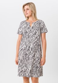Kurzarmkleid mit einem Schwarz-Weiß-Zebra-Streifenmuster, das einen Schlüsselloch-Ausschnitt und einen leichten Stoff für zusätzlichen Komfort bietet.