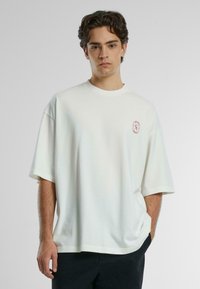 PROHIBITED Camiseta estampada - white