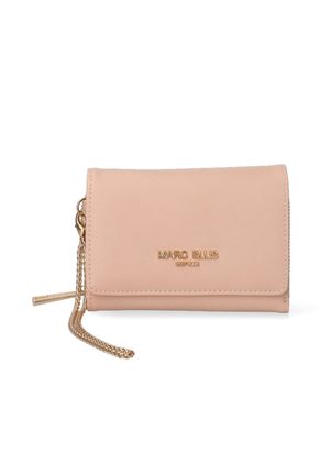Portafoglio in pelle rosa chiaro con hardware dorato, caratterizzato da un design pieghevole e dettagli in catena. Texture liscia con logo del marchio sul davanti.