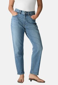 Ljusblå jeans med hög midja och avslappnad passform, med framfickor, knäppning och en lätt blekt yta.