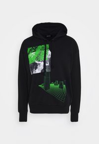 Sweat à capuche noir avec des imprimés graphiques en vert et monochrome, présentant un motif en grille et des formes abstraites à l'avant. Tissu doux, design à capuche.