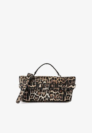 Sac à main imprimé léopard avec un design structuré, doté d'une poignée supérieure et d'une bandoulière amovible. La quincaillerie de couleur argentée met en valeur le style.