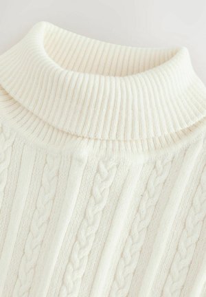 Il maglione di colore crema presenta un collo a imbuto a coste e un motivo a trecce verticali. Texture morbida con dettagli tessuti in rilievo in tutto il capo.