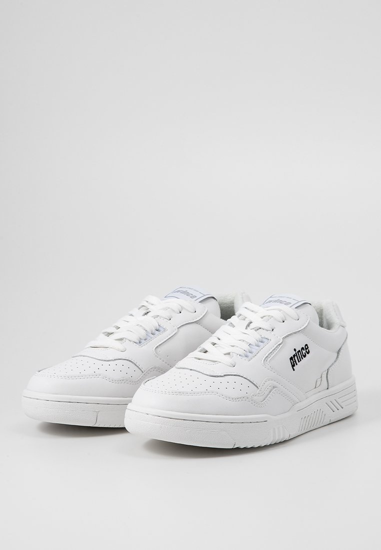 Zapatillas deportivas blancas de cuero, con un diseño perforado, suela texturizada y el logo "prince" en el lateral. Cierre con cordones regular.