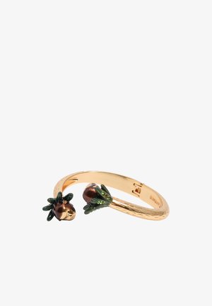 Open armband in goudkleur met eikelvormige uiteinden met bruin en groen emaille en kleine groene edelsteendetails.