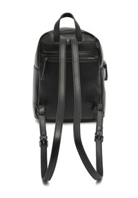 Černý kožený batoh se strukturovaným tvarem, vybavený dvěma nastavovacími popruhy, horním uchem a zipovou přední kapsou.