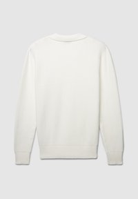 Maglione bianco a costine con maniche lunghe e colletto alto. Texture morbida, design aderente, rifinito con polsini e orlo a costine.