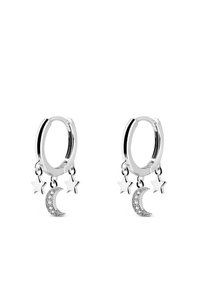 Pendientes de aro de plata con un charm de luna creciente y dos estrellas, con un acabado pulido y detalles texturizados en la luna.