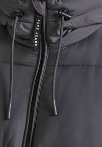 Šedá péřová bunda se zipem, nastavitelnou kapucí se stahovací šňůrkou a viditelnou značkou. Texturovaná, polstrovaná tkanina s prošitými vzory.