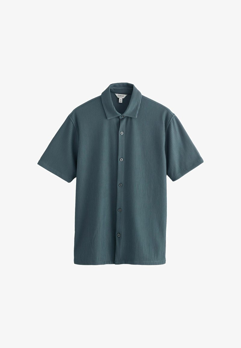 Chemise à manches courtes boutonnée en tissu texturé bleu sarcelle foncé avec un col, cinq boutons visibles et une étiquette de taille moyenne à l’intérieur du col.