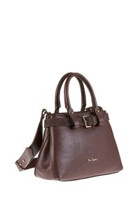 Sac à main en cuir marron avec deux poignées supérieures, sangle réglable, détail de boucle sur la sangle et accent logo doré. Fini texturé.