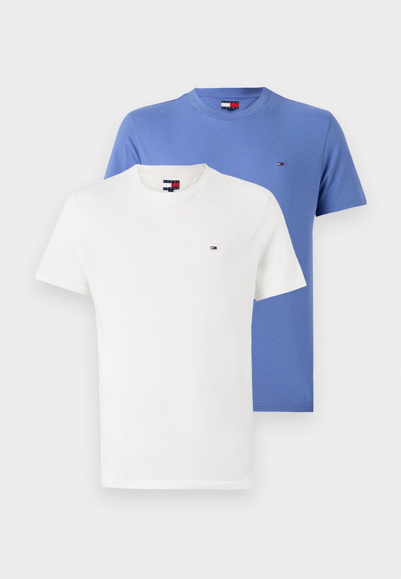 Dos camisetas de manga corta: una blanca y una azul claro. Ambas están hechas de algodón, tienen un cuello redondo y un pequeño logo en el pecho.