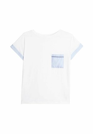 Hvid bomulds t-shirt med korte, blå stribede ærmer og en blå stribet lomme på venstre bryst, med en rund halsudskæring.