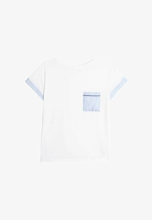T-shirt en coton blanc avec des manches courtes à rayures bleues et une poche à rayures bleues sur le côté gauche de la poitrine, avec un col rond.