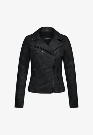 Czarna skórzana kurtka motocyklowa z zamkiem błyskawicznym z przodu, zamykanymi kieszeniami i spiczastym kołnierzem. Posiada dopasowany fason i gładką teksturę.