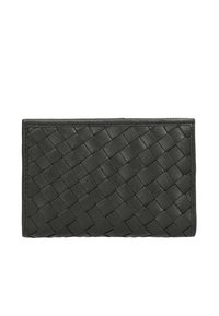 Portafoglio in pelle nera con texture intrecciata, forma rettangolare e cuciture minime. Design compatto senza hardware o accenti visibili.