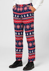 Rote, weiße und blaue gemusterte Hosen mit Schneeflocken, Bäumen und geometrischen Designs; der Stoff wirkt glatt und hat seitliche Taschen.