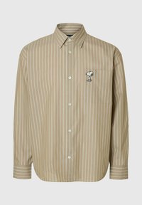 Beige stripete skjorte med knapper og en lomme. Har et Snoopy-grafikk på brystet, laget av et glatt stoff med en avslappet passform.